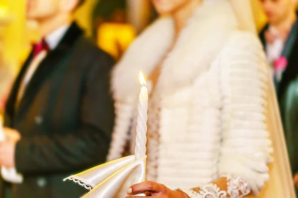 Cerimônia Casamento Igreja Com Vela Nas Mãos — Fotografia de Stock