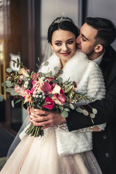 Mooie Bruidspaar Buiten — Stockfoto