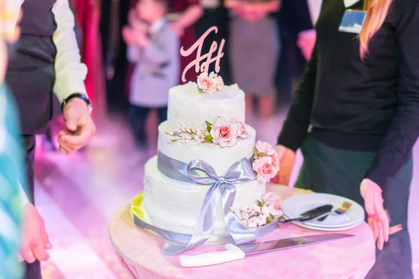 Красивая Свадебная Пара Свадебным Тортом Вечеринке — стоковое фото