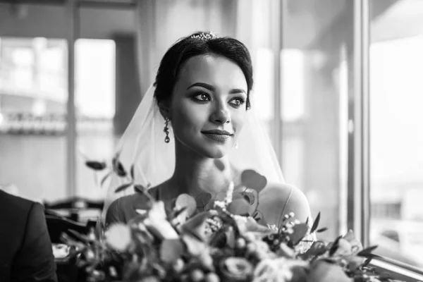 Красивая Невеста Букетом Цветов — стоковое фото