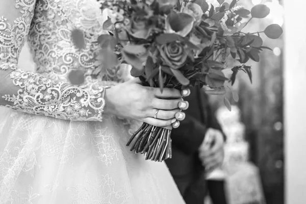 新娘的手与结婚戒指和花束 — 图库照片
