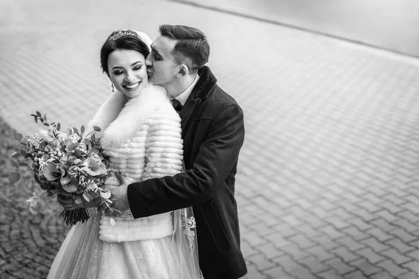 Hübsches Hochzeitspaar Freien — Stockfoto