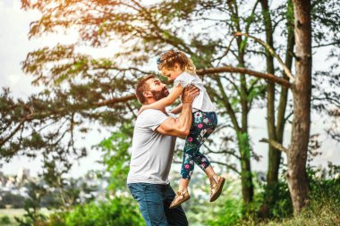 Babası kızı ile iyi eğlenceler açık