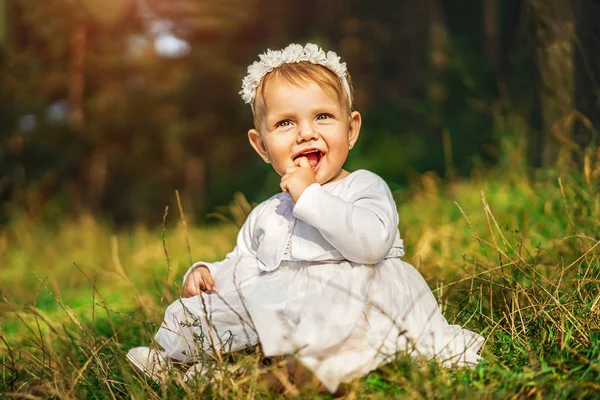 Bonito Pouco Bebê Menina Jogar Livre — Fotografia de Stock