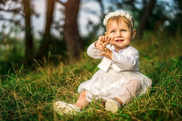 Schattig Klein Babymeisje Spelen Buiten — Stockfoto