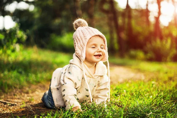 Söt Liten Baby Flicka Spela Utomhus — Stockfoto