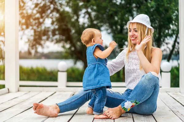 Mãe Feliz Com Sua Filha Brincando Livre — Fotografia de Stock