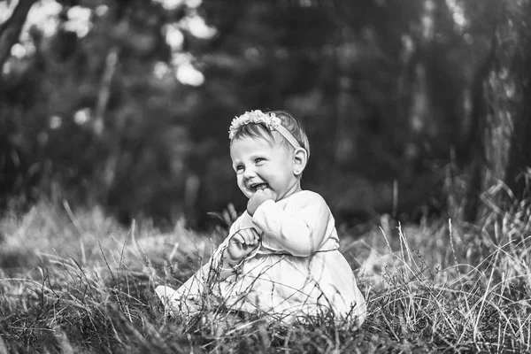 Bonito Pouco Bebê Menina Jogar Livre — Fotografia de Stock