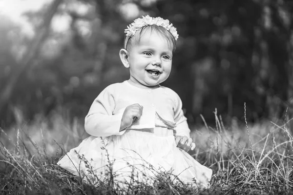 Schattig Klein Babymeisje Spelen Buiten — Stockfoto