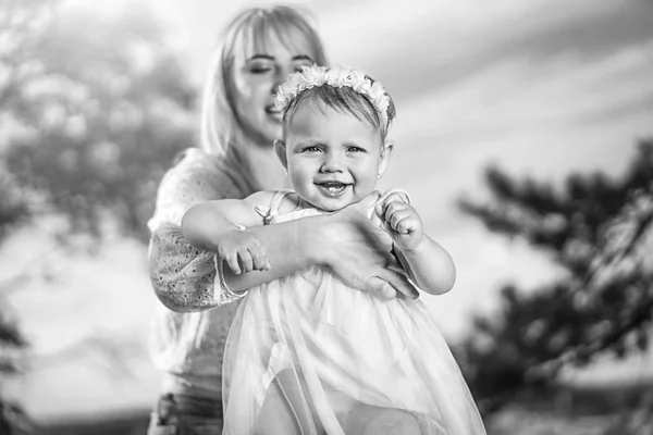 Mãe Feliz Com Sua Filha Brincando Livre — Fotografia de Stock