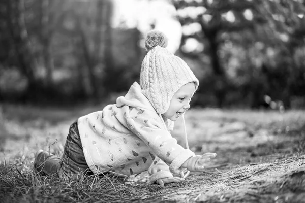Bonito Pouco Bebê Menina Jogar Livre — Fotografia de Stock
