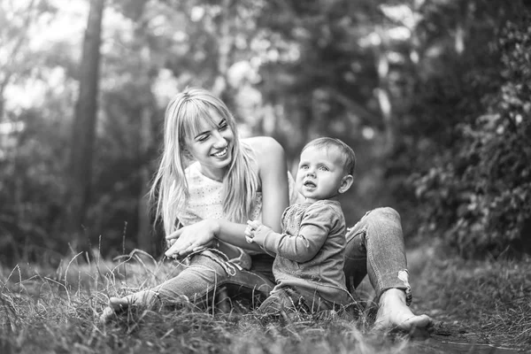 Glückliche Mutter Mit Ihrer Kleinen Tochter Beim Spielen Freien — Stockfoto