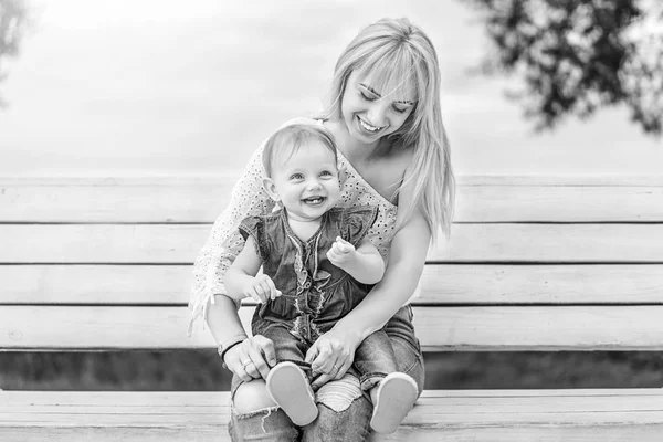 Mãe Feliz Com Sua Filha Brincando Livre — Fotografia de Stock