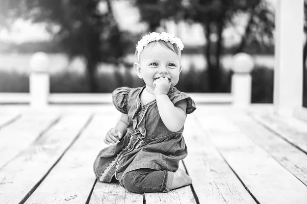 Açık Oynayan Sevimli Küçük Bebek Kız — Stok fotoğraf