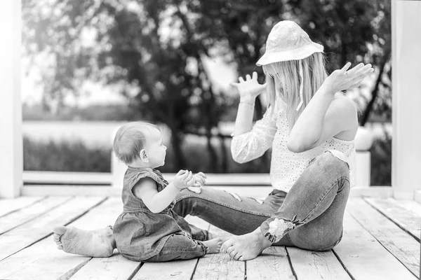 Lycklig Mamma Med Sin Lilla Dotter Spela Utomhus — Stockfoto