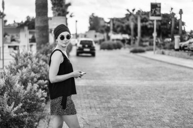 Güzel esmer turist kız telefonla açık konuşuyor