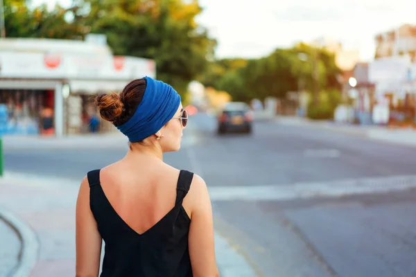 通りを歩いてかなりブルネット観光女の子 — ストック写真