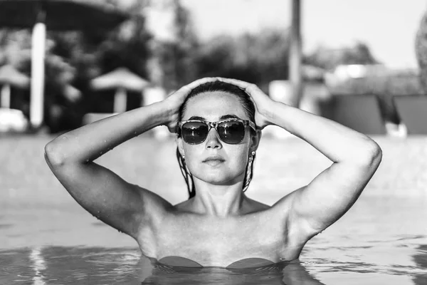 Docela Brunette Dívka Opalování Bazénu — Stock fotografie
