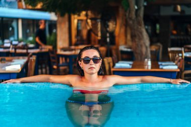 Yüzme Havuzu güneşlenme oldukça esmer kız