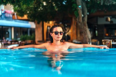 Yüzme Havuzu güneşlenme oldukça esmer kız