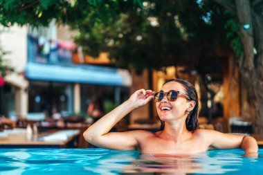 Yüzme Havuzu güneşlenme oldukça esmer kız