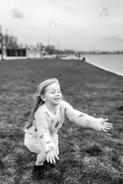 Pequeña Chica Bonita Feliz Bostezando Terraplén Del Río —  Fotos de Stock