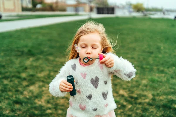 Kleines Glückliches Hübsches Mädchen Mit Seifenblasen Park — Stockfoto