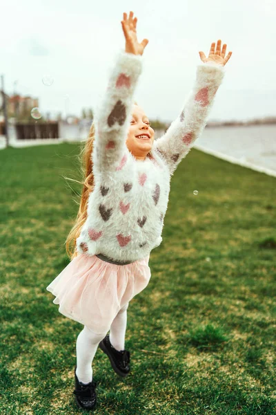 Kleines Glückliches Hübsches Mädchen Auf Gähnen Flussufer — Stockfoto