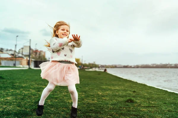 Dziewczynka Bardzo Szczęśliwy Ziewanie Nabrzeże Rzeki — Zdjęcie stockowe
