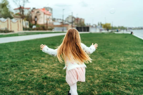 Petite Jolie Fille Heureuse Sur Bâillement Bord Rivière — Photo