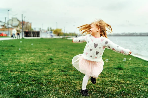 Piccolo Felice Bella Ragazza Sbadiglio Fiume Argine — Foto Stock