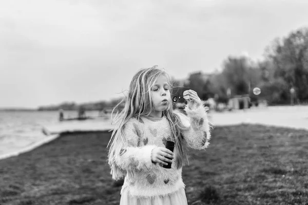 Маленька Щаслива Красива Дівчинка Позі Набережній Річки — стокове фото