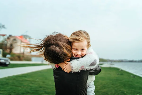 Mother Her Little Daughter Have Fun Outdoor — Stock Photo, Image