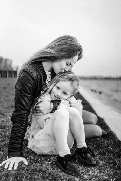 Mother Her Little Daughter Have Fun Outdoor — Stock Photo, Image