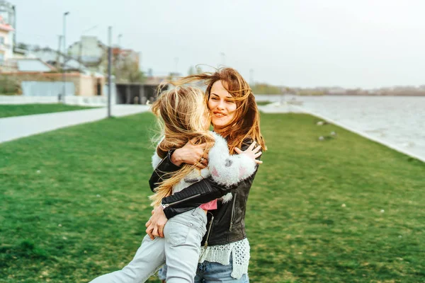 Mother Her Little Daughter Have Fun Outdoor — Stock Photo, Image