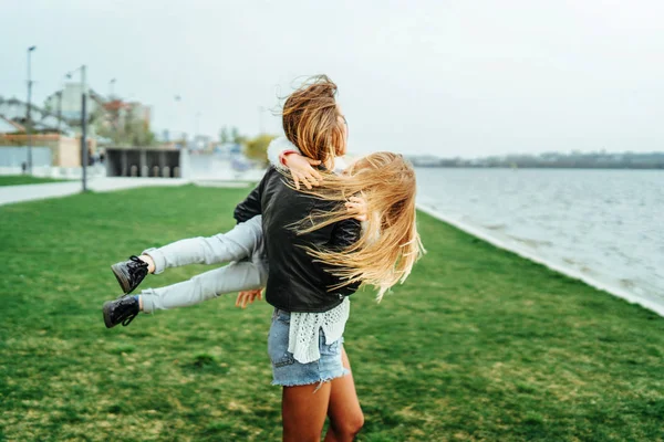 Mother Her Little Daughter Have Fun Outdoor — Stock Photo, Image