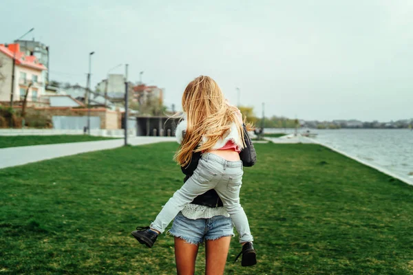 Madre Con Hija Pequeña Divertirse Aire Libre — Foto de Stock