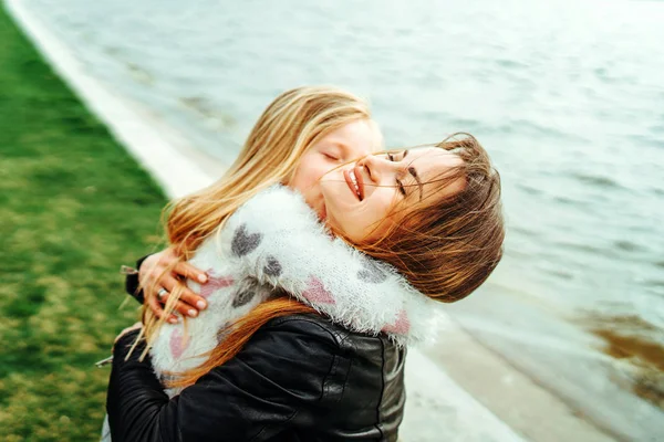 Mãe Com Sua Filhinha Divertir Livre — Fotografia de Stock