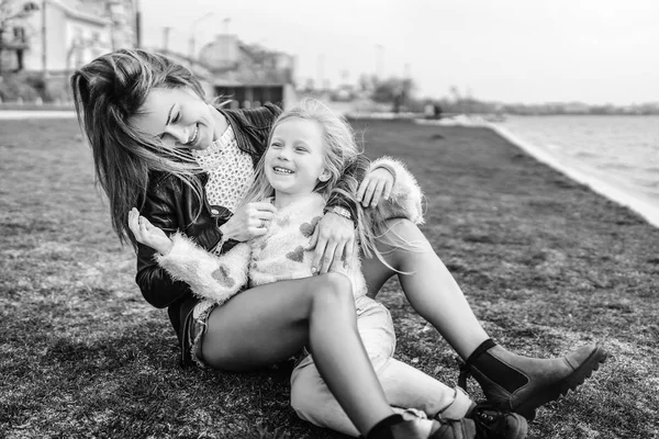 Mother Her Little Daughter Have Fun Outdoor — Stock Photo, Image
