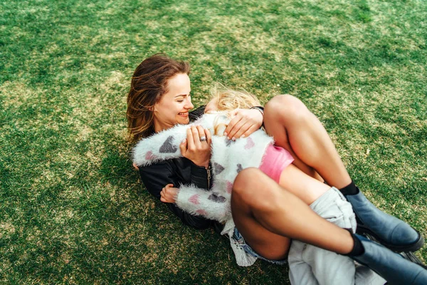 Moeder Met Haar Dochtertje Veel Plezier Buiten — Stockfoto