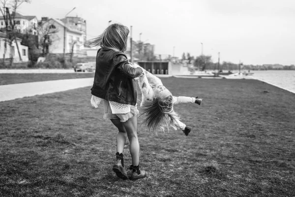 Madre Con Sua Piccola Figlia Divertirsi All Aperto — Foto Stock