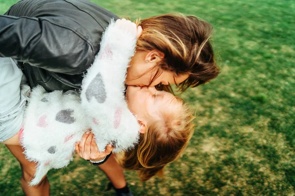 Mère Avec Petite Fille Amuser Plein Air — Photo