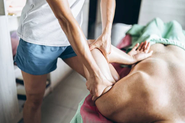 Una fisioterapeuta mujer haciendo masaje de espalda para un hombre en el medi — Foto de Stock