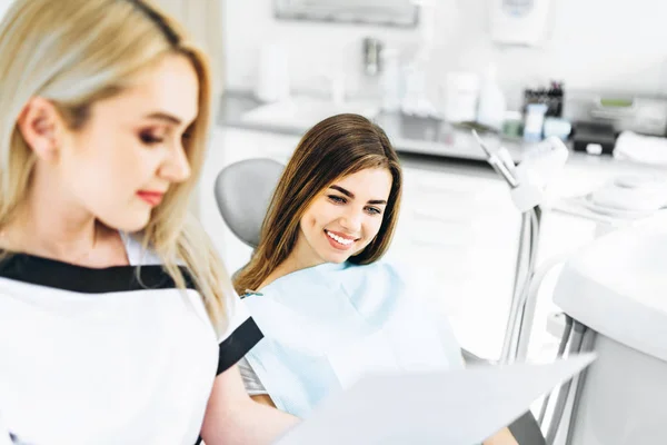 Dentist showing x-ray for the patient and explaining plan of tre — Stock Photo, Image