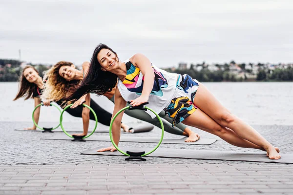 Eine Gruppe sportlicher Frauen macht Dehnübungen mit einer Spezies — Stockfoto