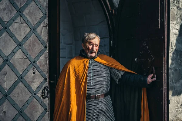 Retrato de um guerreiro sênior medieval em armadura depois de uma batalha — Fotografia de Stock