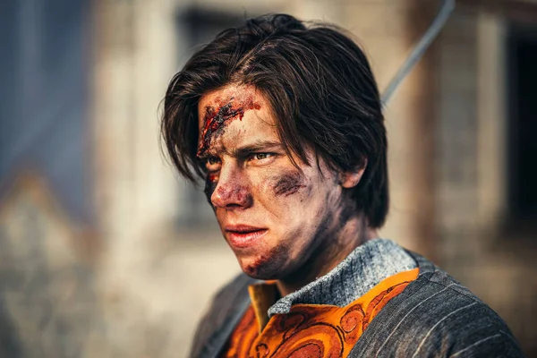 Retrato de um jovem guerreiro medieval em armadura com espada em seu — Fotografia de Stock