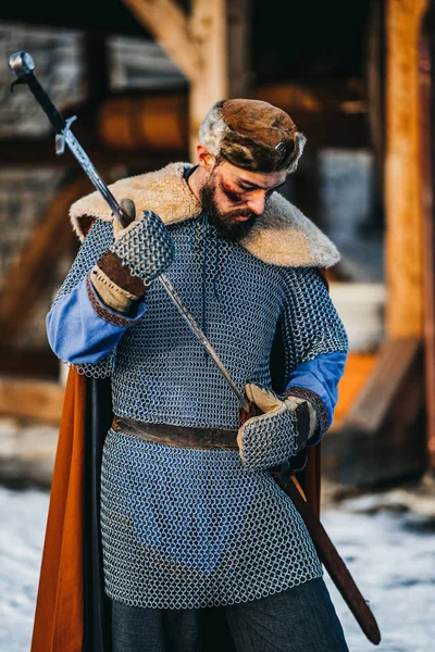 Potret prajurit muda dalam baju besi, topi dan mantel setelah pertempuran . — Stok Foto
