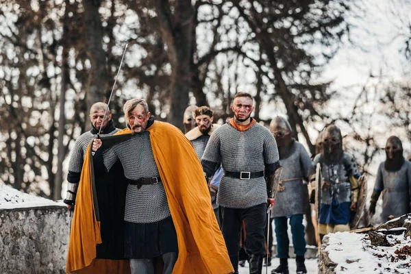 Foto de cavaleiros armados com espadas durante a guerra. Emoti do mal — Fotografia de Stock