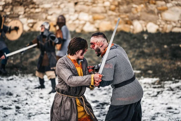 Dois guerreiros de armadura com armas a lutar com espadas. Fechar u — Fotografia de Stock